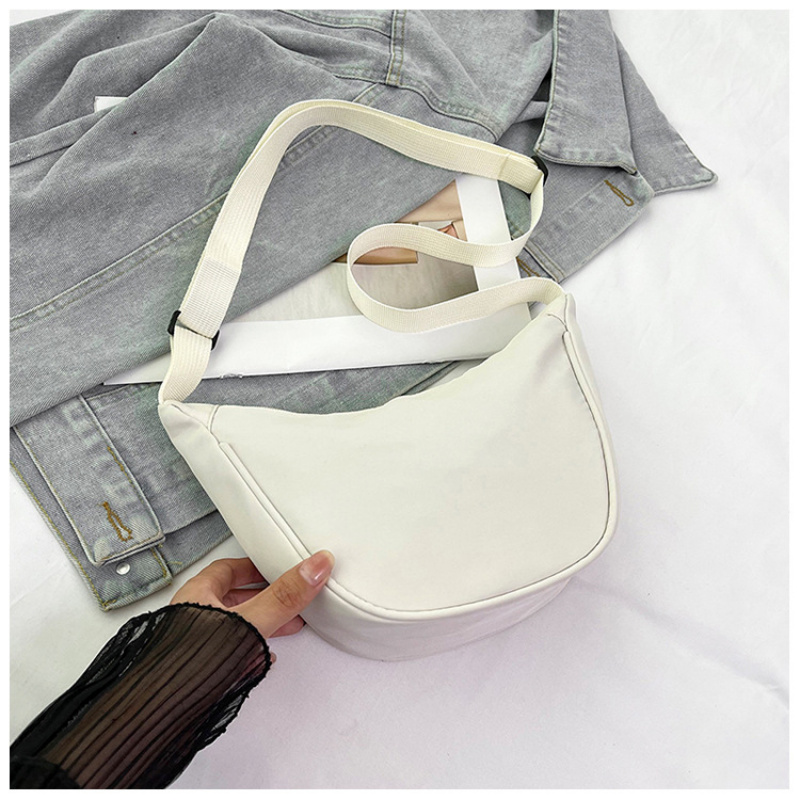 Quiet Luxury Bags Crossbody - กระเป๋าสะพายข้างผู้หญิงแบบใหม่ กระเป๋าสะพายทรงครึ่งวงกลมขนาดใหญ่ น้ำหนักเบา ทำจากไนลอน ดีไซน์เรียบง่าย หรูหรา