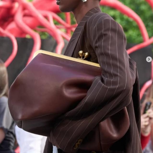 กระเป๋าคลาสสิกทรงใหญ่แบบมีตัวล - Luxury Bags Brands บทวิจารณ์และราคา